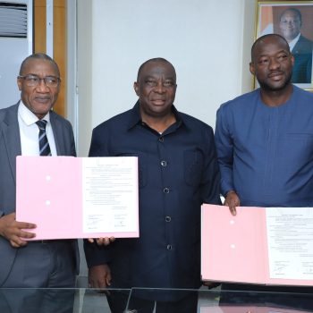 Le vendredi 14 février 2025, le cabinet du Ministère de l’Agriculture, du Développement rural et des Productions vivrières a servi de cadre à la signature de la convention de cession de gestion de trois (3) zones agro-industrielles entre la Société de Gestion et de Développement des Infrastructures Industrielles, SOGEDI et le Conseil du Coton et de l’Anacarde.